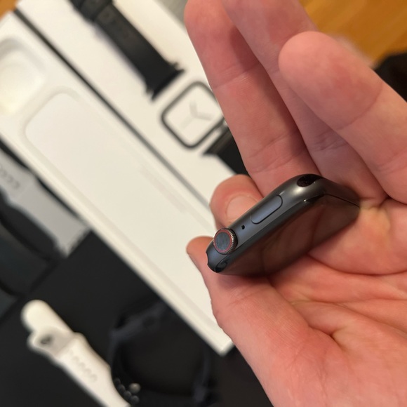 Apple Watch 44mm 4th generation - Picture 3 of 7